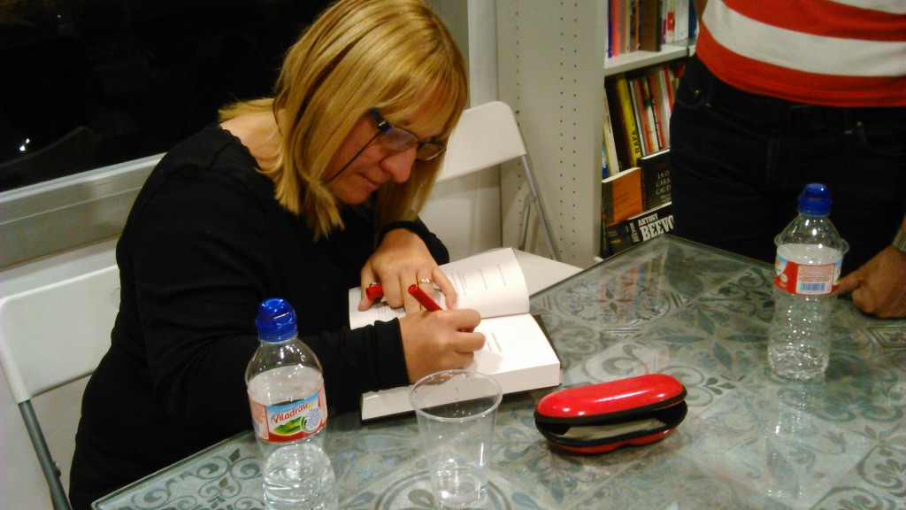 Susana Hernández signant exemplars del seu llibre. Foto: Adriana Pujol.
