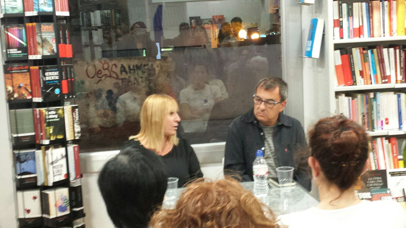 L'autora i el presentador conversen sobre la novel·la. Foto: Adriana Pujol.