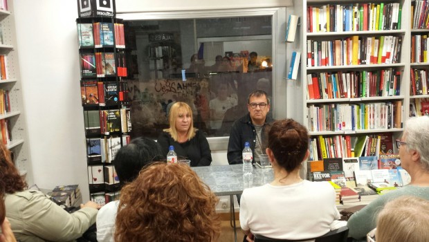 Susana Hernández i Rafael Vallbona durant l'acte de presentació. Foto: Adriana Pujol.